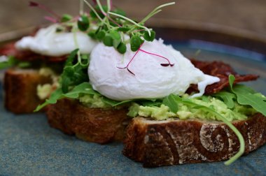 Dilimlenmiş Yumurtanın Yakın Çekimi Avokado tost üzerine damlayan Yumurta Yumurtası Hareketli Kahvaltı Menüsü