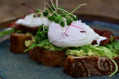 Dilimlenmiş Yumurtanın Yakın Çekimi Avokado tost üzerine damlayan Yumurta Yumurtası Hareketli Kahvaltı Menüsü