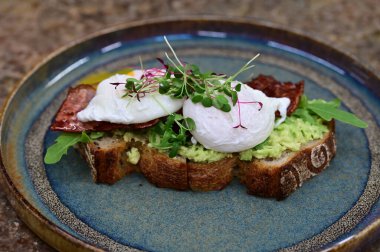 Dilimlenmiş Yumurtanın Yakın Çekimi Avokado tost üzerine damlayan Yumurta Yumurtası Hareketli Kahvaltı Menüsü