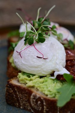 Dilimlenmiş Yumurtanın Yakın Çekimi Avokado tost üzerine damlayan Yumurta Yumurtası Hareketli Kahvaltı Menüsü