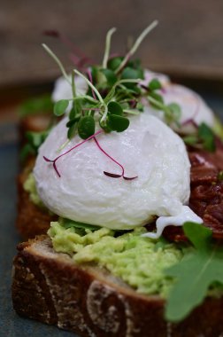 Dilimlenmiş Yumurtanın Yakın Çekimi Avokado tost üzerine damlayan Yumurta Yumurtası Hareketli Kahvaltı Menüsü