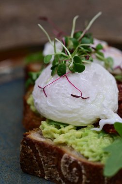 Dilimlenmiş Yumurtanın Yakın Çekimi Avokado tost üzerine damlayan Yumurta Yumurtası Hareketli Kahvaltı Menüsü