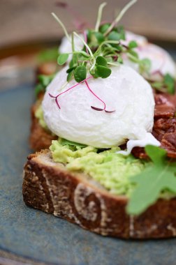 Dilimlenmiş Yumurtanın Yakın Çekimi Avokado tost üzerine damlayan Yumurta Yumurtası Hareketli Kahvaltı Menüsü