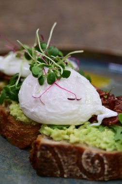 Somon ve avokadoyla haşlanmış yumurta.