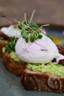 Kavrulmuş yumurta ve avokado ile tost.