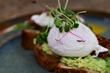 haşlanmış yumurta ile avokado tost