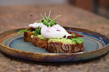 Yumurtalı tost, yakın plan.
