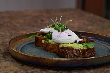 Kızarmış yumurta, pastırma ve sebzeli ekmek.