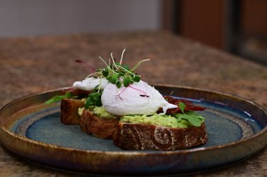 Avokadolu sandviç, haşlanmış yumurta ve tost.