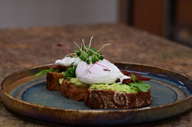Avokado ve haşlanmış yumurta, sağlıklı kahvaltı ya da tost ile nefis bir tost.