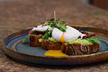 Yumurtalı tost, kızarmış ekmek ve haşlanmış yumurta.