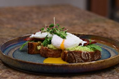 Tavada tost ile haşlanmış yumurta