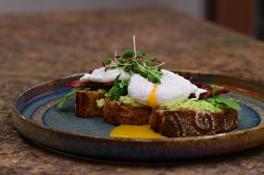 Yumurtalı tost, avokado ve haşlanmış yumurta.