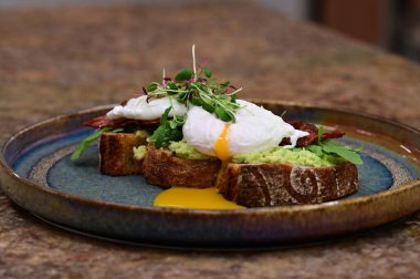 Yağda yumurta, avokado, tost, tost ve tost ile nefis bir kahvaltı.