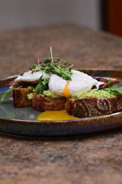 Avokado ve jambonlu haşlanmış yumurta tostu, haşlanmış yumurta ve haşlanmış yumurta. sağlıklı yiyecekler