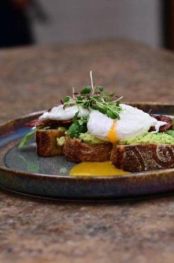 Kızarmış somon ve haşlanmış yumurta.