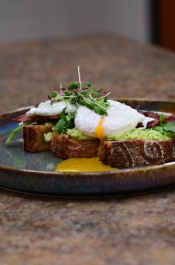 Avokado ve kızarmış yumurtalı tost.