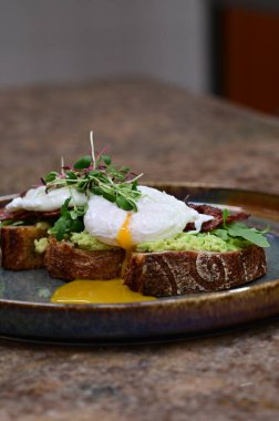 Haşlanmış yumurta ile tost
