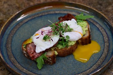 haşlanmış yumurtalı tost, haşlanmış somon ve avokado..