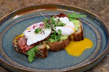 Tost ve haşlanmış yumurta.