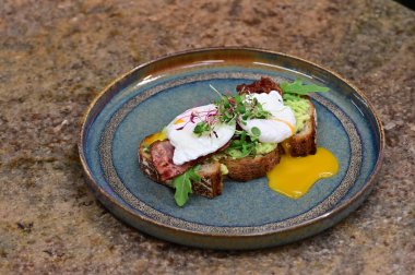 Somon ve avokadoyla haşlanmış yumurta.