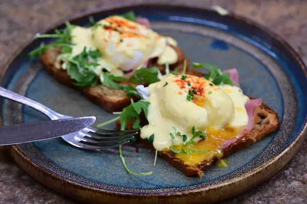 Haşlanmış yumurta ile tost