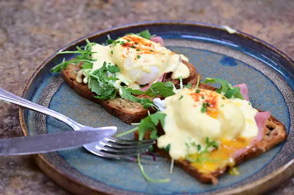 Kavrulmuş yumurta ve avokado ile tost..