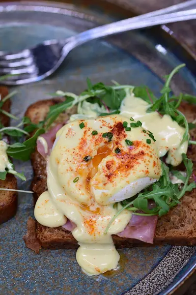 Yumurta ve pastırmalı tost.