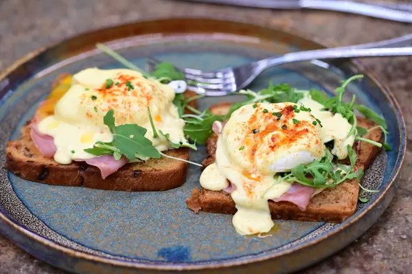 Fırında yumurta ve tost.