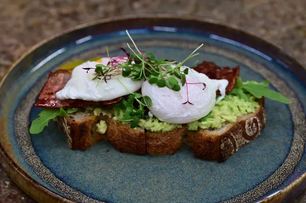 Dilimlenmiş Yumurtanın Yakın Çekimi Avokado tost üzerine damlayan Yumurta Yumurtası Hareketli Kahvaltı Menüsü