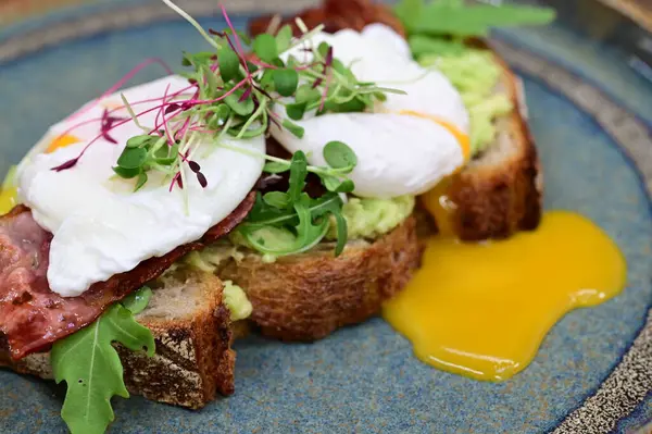 haşlanmış yumurtalı ekmek, haşlanmış yumurta ve avokado..