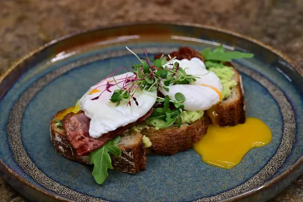 Avokado ve haşlanmış yumurtalı tost..