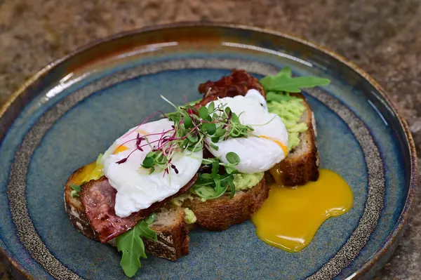 Pastırmalı yumurta ve tabakta tost.