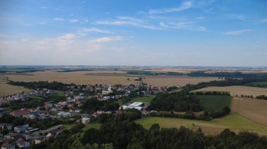 Ormandaki temiz gökyüzünün altındaki köyün dikey görüntüsü.