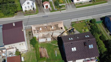 Yeni bir inşaat binasının havadan görünüşü