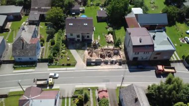 Hava aracı görüntüsü. Çatısı olan büyük, modern bir ev.