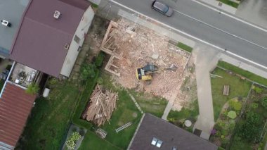 İnşaat alanının havadan görünüşü ve yeni bir ev..