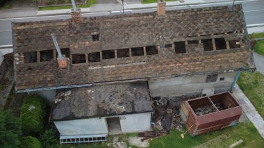 Bir köyde büyük, eski bir ahşap ev..