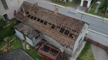 Eski tuğla ev, çatı, yukarıdan manzara