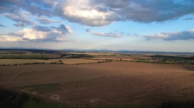 Fransa 'nın güneyindeki çayırların ve tarlaların havadan görünüşü