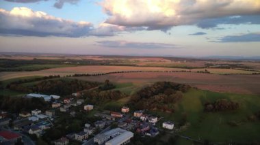 Ağaçlarla çevrili bir alanın havadan görünüşünün dikey görüntüsü.