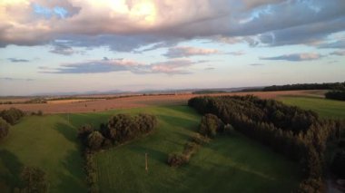 Sabahları kırsal alanın havadan görüntüsü.