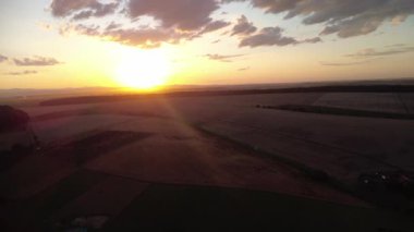 Gün batımlı bir tarlanın drone görüntüsü.