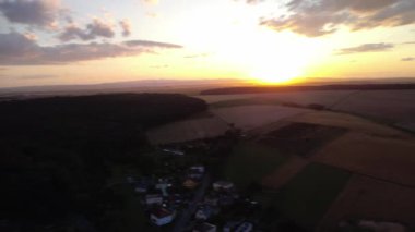 Kırsal kesimdeki köyün havadan görünüşü