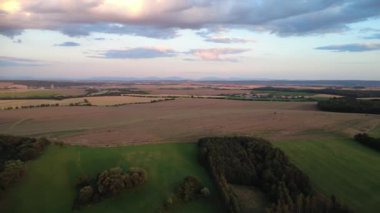 Dağlardaki köyün havadan görünüşü.