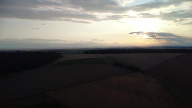 Tarlanın üzerinde güzel bir gün batımı