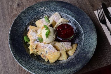 Kremalı ve reçelli leziz krepler. Kahvaltı