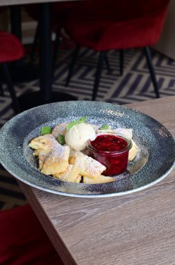 Kırmızı havyarlı gözleme.