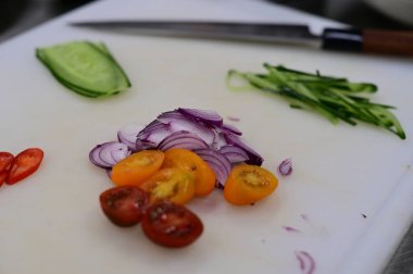 sebzeler ve meyveler beyaz tabakta