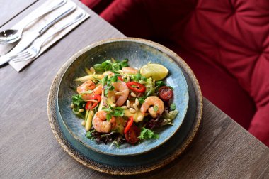 Karides ve sebzeli taze salata.